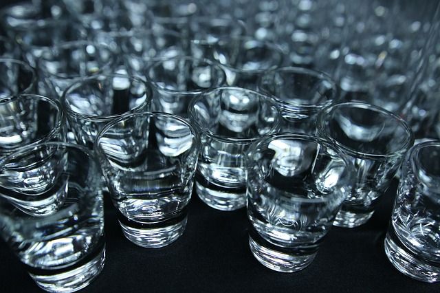 В Оренбуржье от отравления суррогатным алкоголем скончались уже 14 человек из 22 отравившихся.