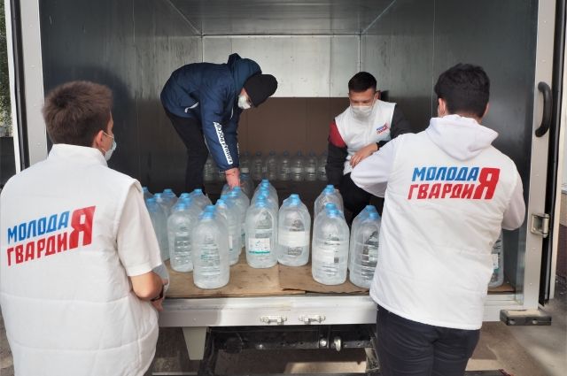 Волонтеры продолжают доставлять бутилированную воду в Оренбургский Covid-центр.