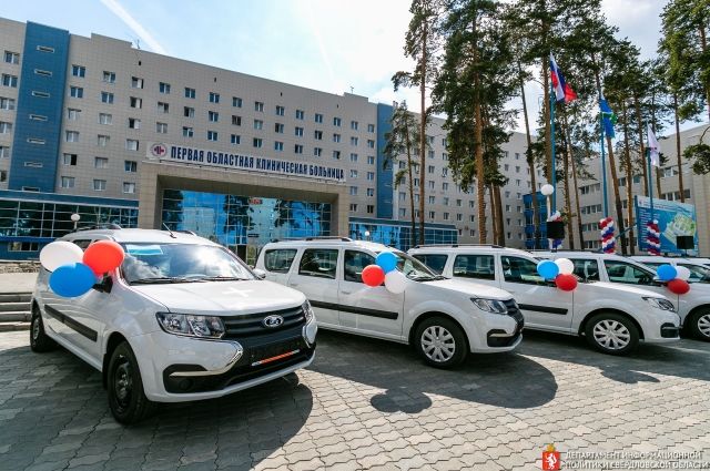 Больницы Свердловской области получили полсотни новых автомобилей