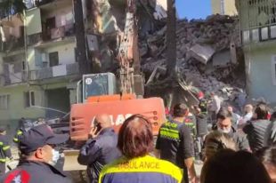 В Батуми обрушился дом: под завалами около 15 человек просят о помощи.