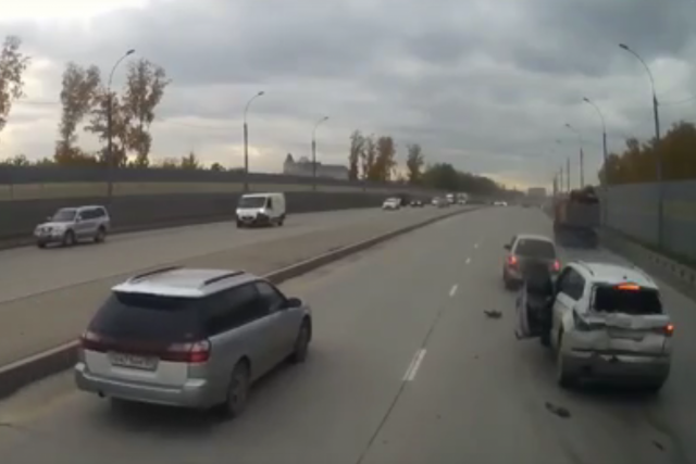 Появилось видео массового ДТП с фурами на Бугринском мосту в Новосибирске