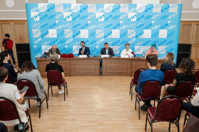Художественный руководитель Чехов-центра Александр Агеев представил журналистам новых артистов, после чего озвучил планы на театральный сезон. 