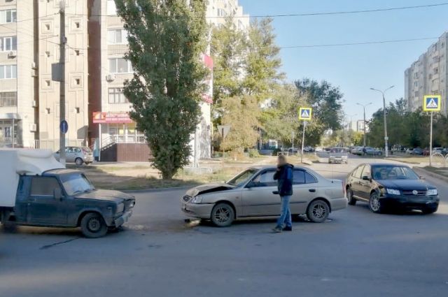 16-летняя девушка пострадала в столкновении трёх машин в Волгограде