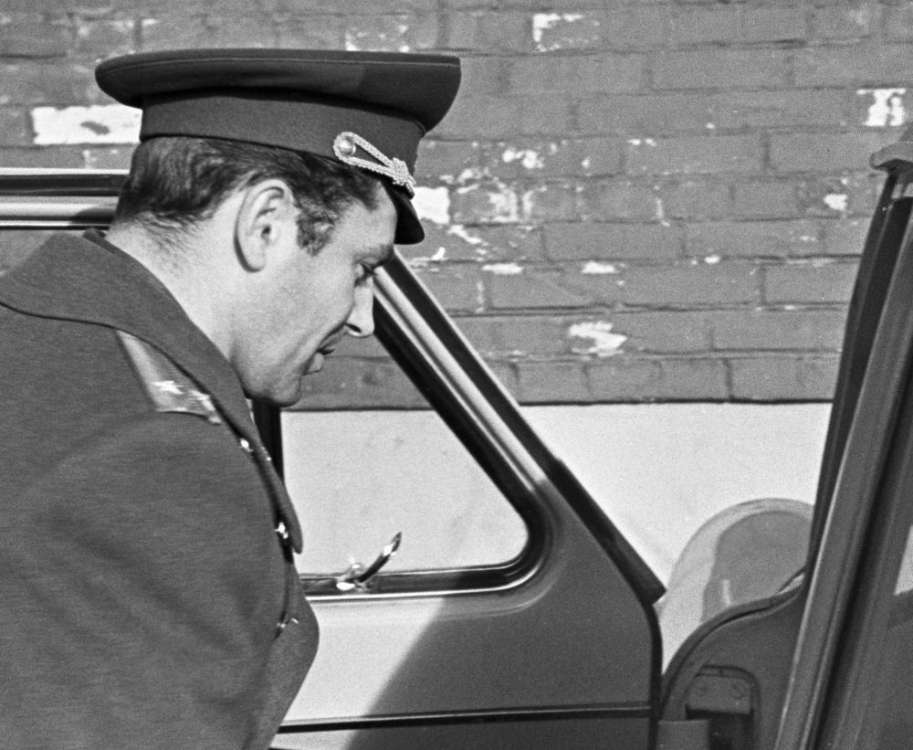 Космонавт Герман Титов получил новенький автомобиль «Волга» со спецномером 0002 (у автомобиля Гагарина был номер 0001). На фотографии: космонавт СССР Герман Титов у своего автомобиля (1963 год)