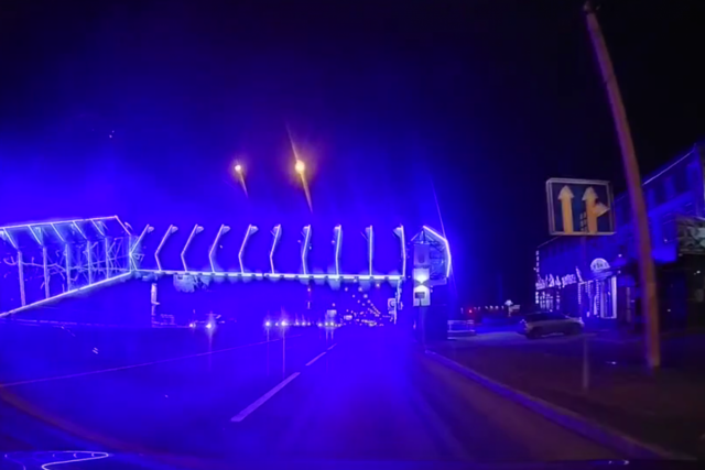 Женщину-водителя ослепила подсветка моста на Бердском шоссе в Новосибирске