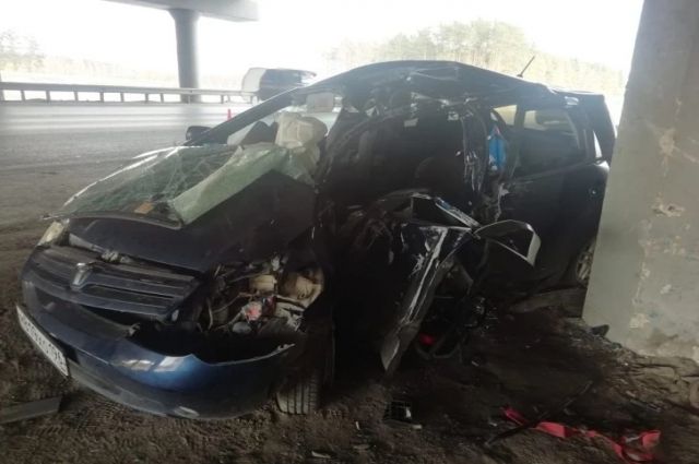 Дочь в больнице: женщина погибла, въехав в опору моста под Екатеринбургом