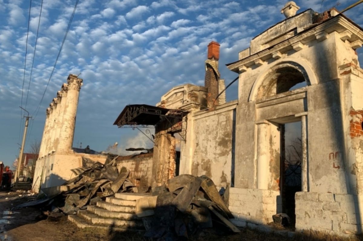 У сгоревшего дома Барковых в Касимове начала образовываться свалка | АиФ  Рязань