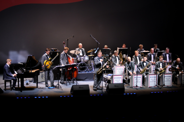 На сцене - Игорь Бутман и Московский джазовый оркестр. 