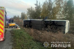 Под Полтавой перевернулся автобус с пассажирами: пострадали 11 человек.