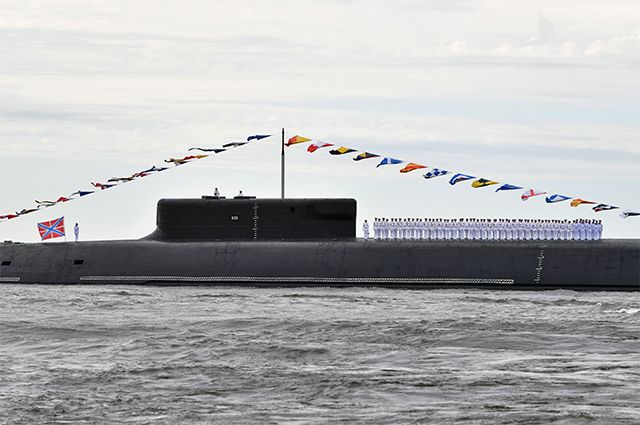 Атомный ракетный подводный крейсер «Князь Владимир» проекта 955А «Борей-А» в Финском заливе перед началом Главного военно-морского парада по случаю Дня Военно-морского флота РФ.