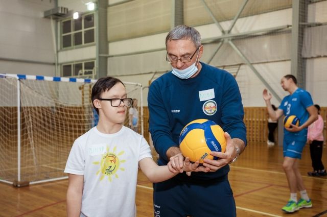 Волонтеры компании «Газпромнефть-Оренбурга» проводят спортивные занятия для детей с ограниченными возможностями. 