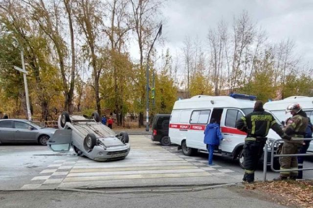 Lada Granta перевернулась после столкновения с иномаркой в Челябинске