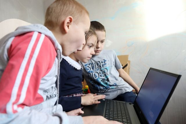 Псковским школьникам планируют выдавать ноутбуки на время дистанционки