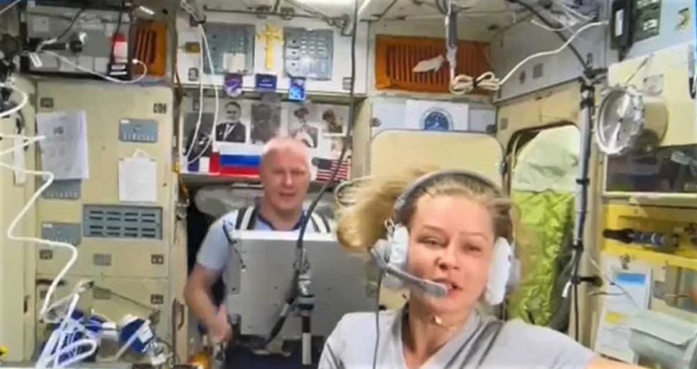 Актриса Юлия Пересильд и космонавт Олег Новицкий на Международной космической станции