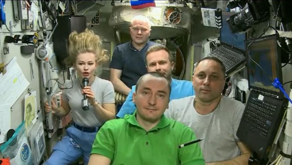 Актриса Юлия Пересильд, режиссёр Клим Шипенко, космонавт Антон Шкаплеров (во втором ряду слева направо), космонавты Пётр Дубров (на первом плане) и Олег Новицкий (на дальнем плане) на Международной космической станции