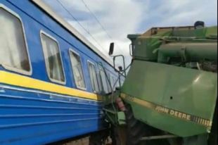 Комбайн врезался в поезд: в Укрзализныце сообщили детали