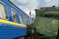 Комбайн врезался в поезд: в Укрзализныце сообщили детали
