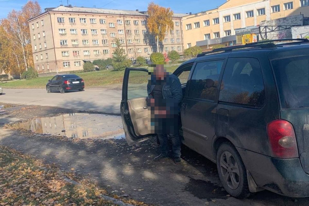 Водитель новосибирск свежие. Улица возле машины. Провалились машины в Новосибирске. В Новосибирске проварились машины фото.