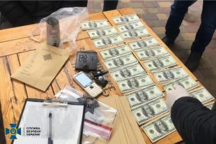 СБУ заблокировала канал сбыта качественных фальшивых долларов.