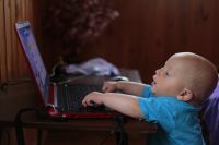 Стучать по клавишам дети начинают ещё в младенчестве.