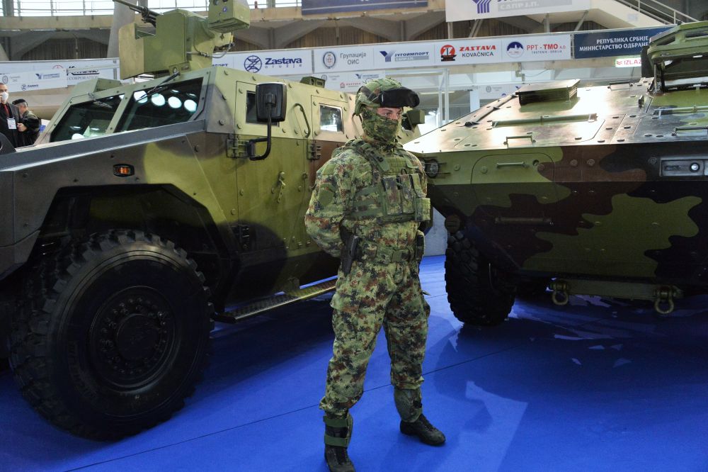 Военнослужащий на международной выставке вооружения и военной техники PARTNER-2021 в Белграде
