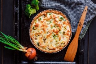 Киш с красной рыбой и брокколи: пошаговый рецепт приготовления.