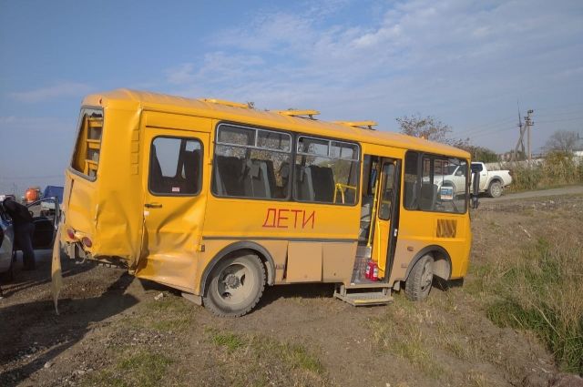 В Краснодарском крае школьный автобус врезался в «ГАЗель» и она загорелась