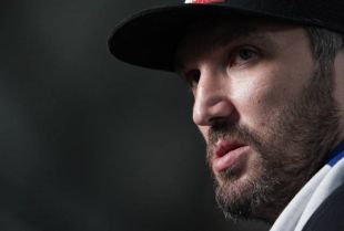 Хоккеист Александр Овечкин во время матча 10-го тура чемпионата России по футболу среди клубов Премьер-лиги.