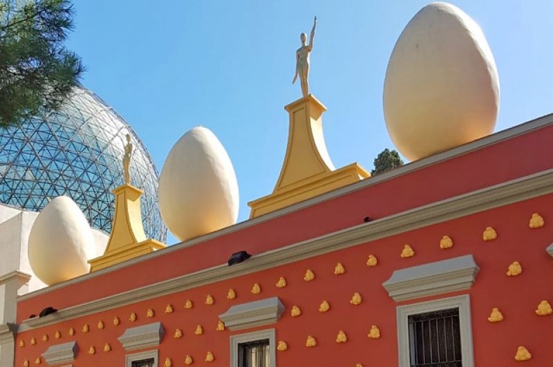 Театр-музей Дали занимает второе место по посещаемости среди всех испанских музеев. Его строили 14 лет, и Сальвадор лично принимал все решения по проектированию и внешнему виду. Для оформления экстерьера художник отобрал несколько гигантских яиц (вот и привет Фаберже)). 