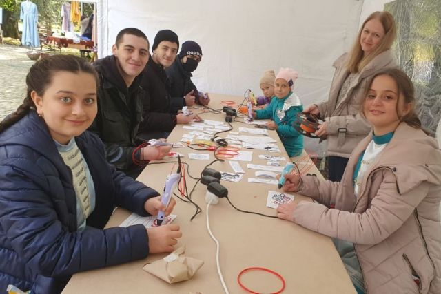 Туристы в Северной Осетии рисовали национальный орнамент 3D-ручками