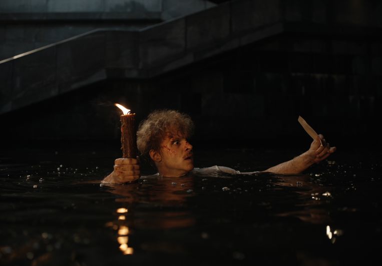 Данил Стеклов в роли Бездомного в кадре из фильма «Мастер и Маргарита»