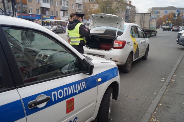 Почти тысячу таксистов-нарушителей выявили в Челябинске с начала года
