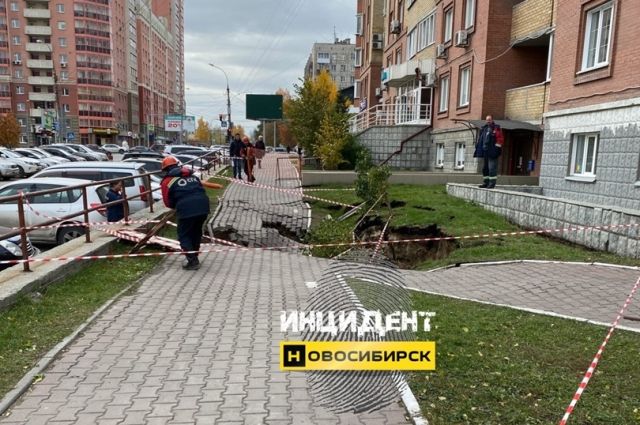 В Новосибирске просел тротуар из-за ЧП с машинами на Фрунзе