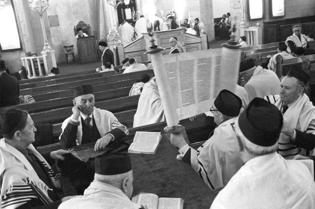 Чтение Торы во время пасхальной службы в Московской хоральной синагоге недалёко от района Зарядье. 1979 г.