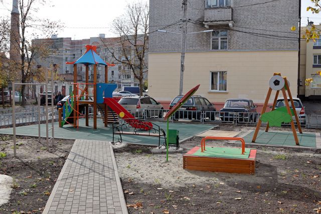 В Брянске отремонтировали двор в Володарском районе на 2,9 млн рублей