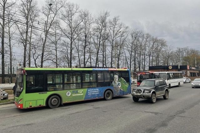 В Хабаровске на остановке столкнулись сразу три автобуса