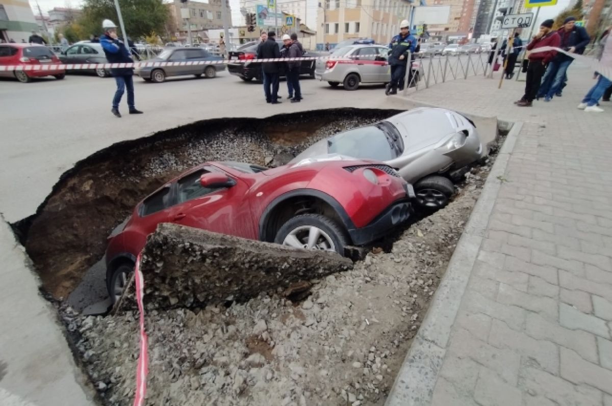 В Новосибирске починили теплотрассу, из-за которой в яму упали машины | АиФ  Новосибирск