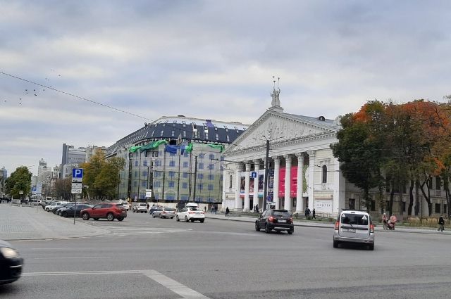 «Дом под покрывалом» на площади Ленина.
