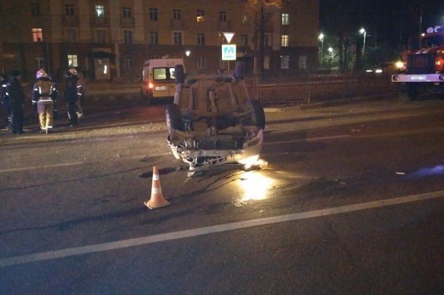 Иномарка врезалась в дорожное ограждение и перевернулась в Иркутске