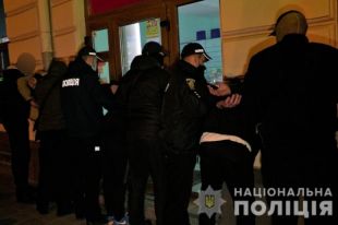 Похитили девушку и требовали выкуп: во Львове задержали банду преступников.
