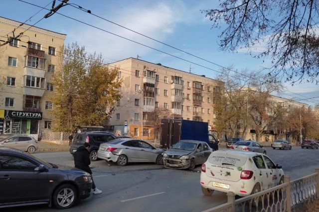 В Екатеринбурге на улице Челюскинцев случилось крупное ДТП