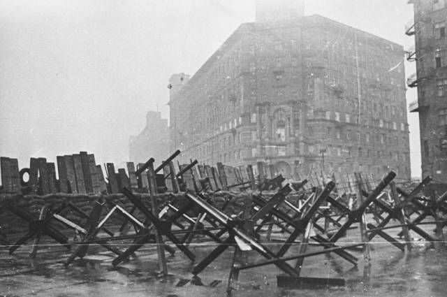 Баррикады на улицах города, Москва, октябрь 1941 года.