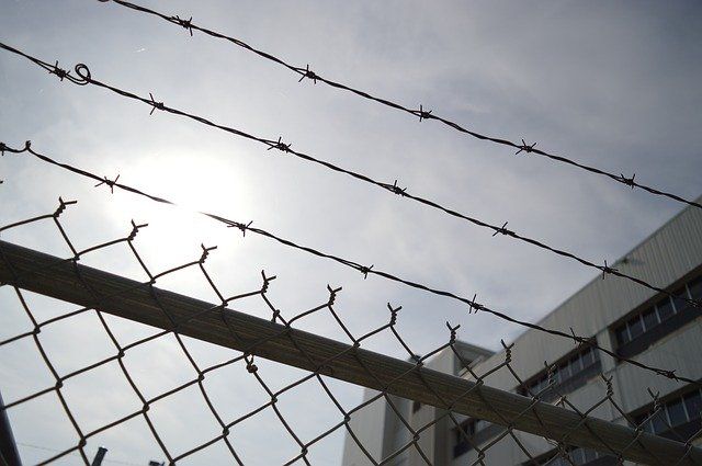 Заключённые в Осетии устроили погром, сломали видеокамеры и ограждения