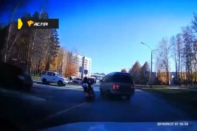 В Новосибирске сбитый на повороте байкер влетел в дорожный знак