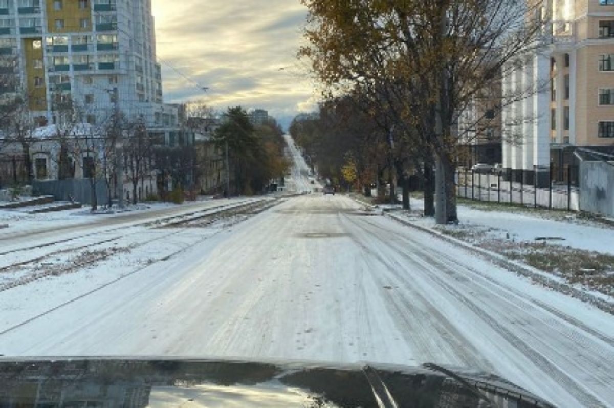 Дороги Хабаровска второй день засыпаны снегом и покрыты гололедом | АиФ  Хабаровск