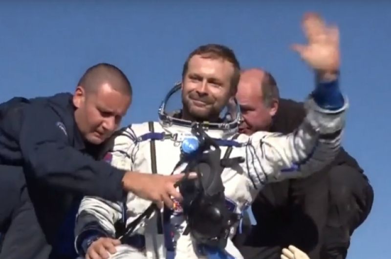 Второй космонавт режиссер Клим Шипенко выбрался из спускаемого аппарата.