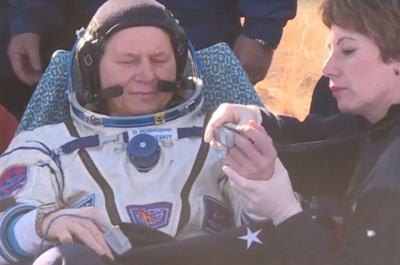 У космонавта Антона Шкаплерова проверяют состояние здоровья.