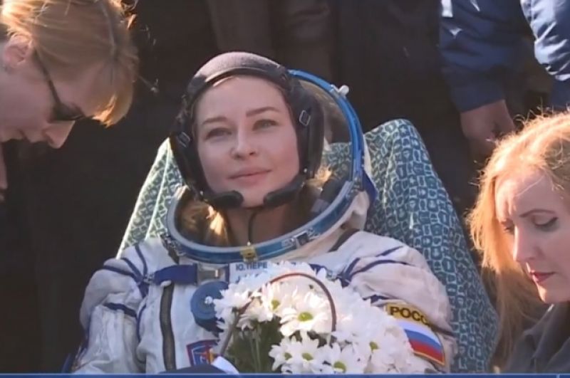 Актриса Юлия Пересильд попросила принести ромашки после приземления.