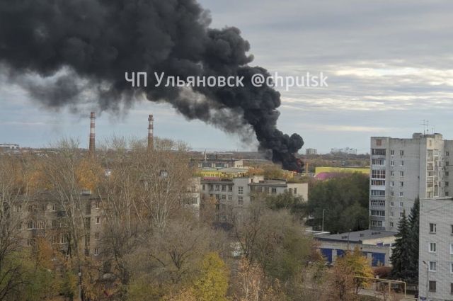 Пожар возле ТЦ «Звезда» в Ульяновске тушат 40 огнеборцев