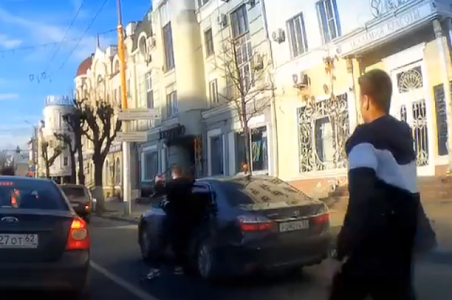 На улице Ленина в Рязани двое мужчин напали на легковой автомобиль